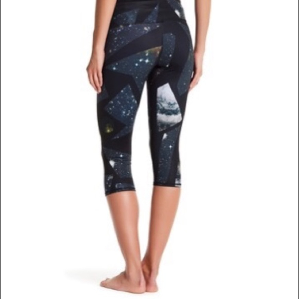 Alo Airbrushed Performance Capris - image 2